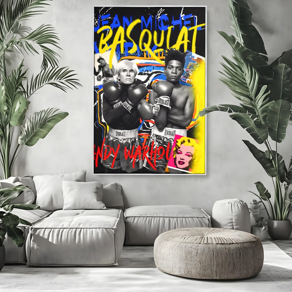 Tablou canvas cu tablou canvas cu andy warhol si basquiat, in rama de aluminiu argintiu, pe perete intr-un living